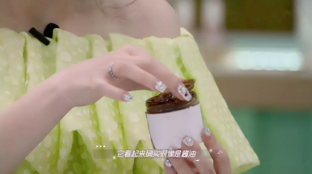 女星为保养有多拼？痔疮膏、开塞露变护肤单品，烂菜叶用来做酵素