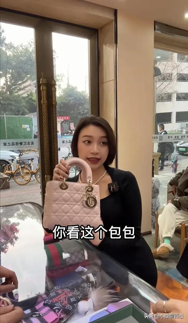 女子相亲带男生去买包,相亲女带相亲男的去买衣服