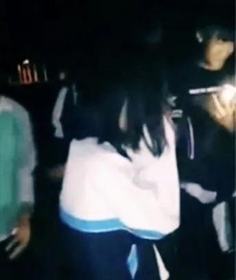 女儿被男同学牵着手,女儿被男同学追感觉别扭