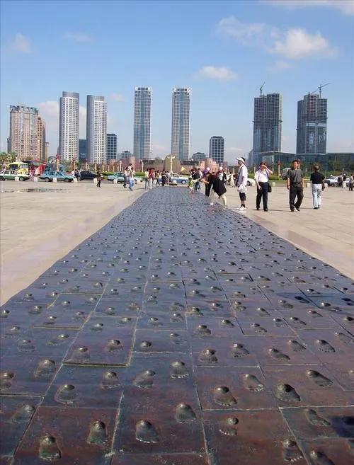 大连星海广场是亚洲最大广场吗,大连星海广场的面积约是176公顷吗