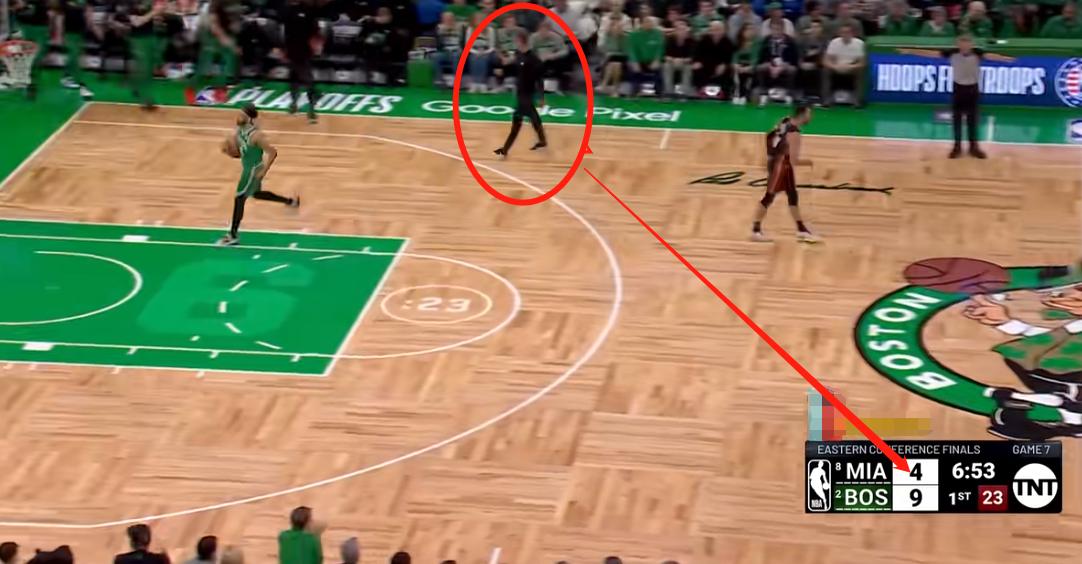 徐静雨马祖拉暂停期间怒扔战术板,徐静雨塔图姆连续三个失误