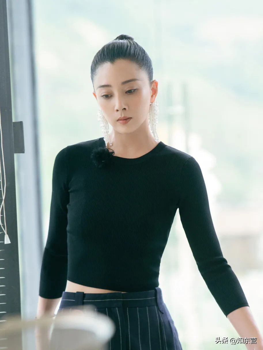 冬天披发好看又显脸小的发型,冬季干净利落减龄的发型