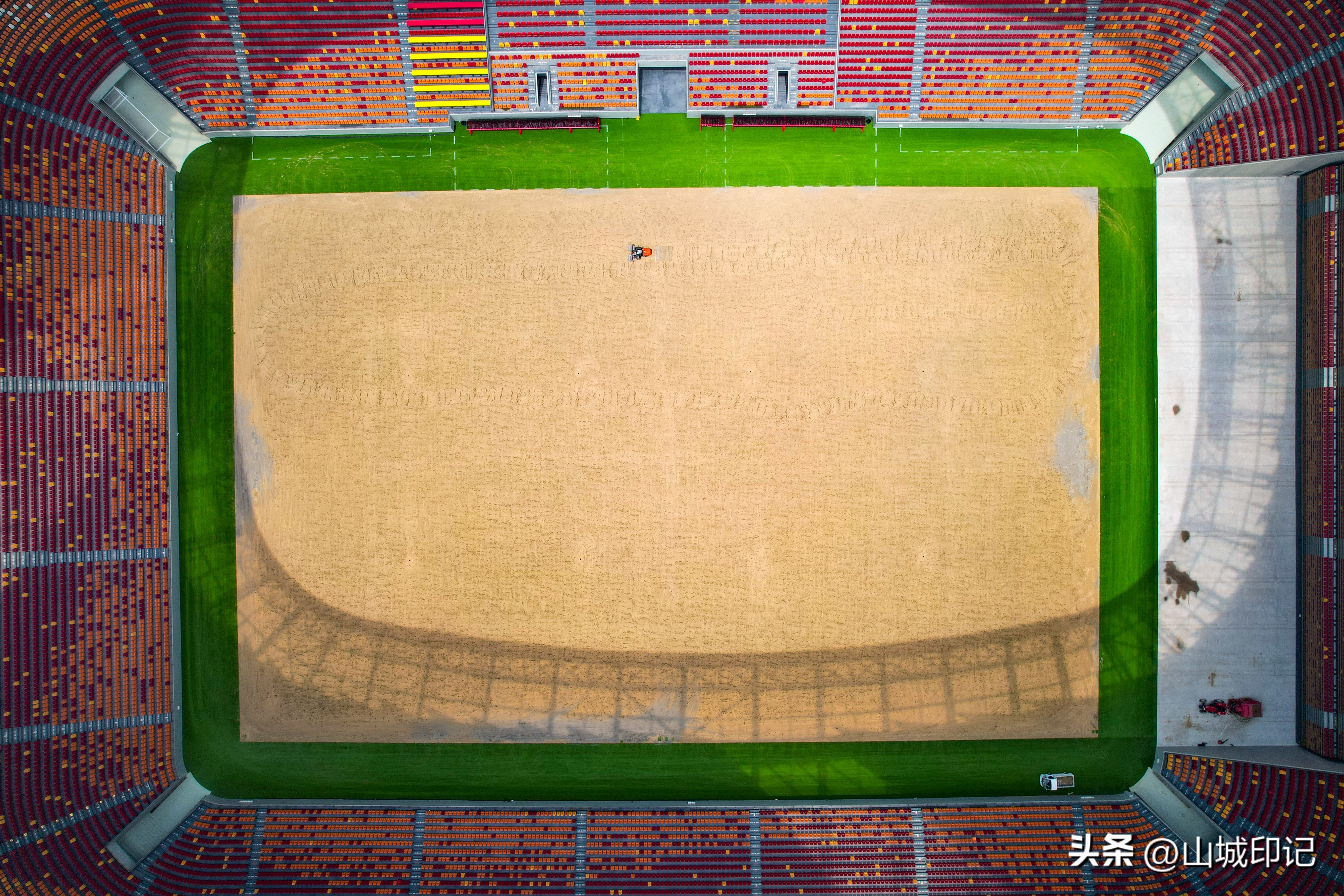 龙兴足球场是重庆首个专业足球场,重庆龙兴专业足球场南看台