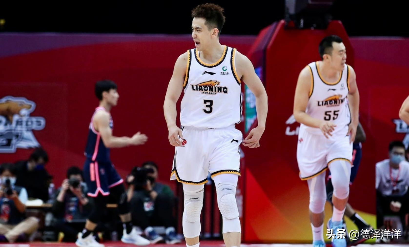 辽宁后卫气急败坏！落后时拳打队友，明显拉人却不犯规！