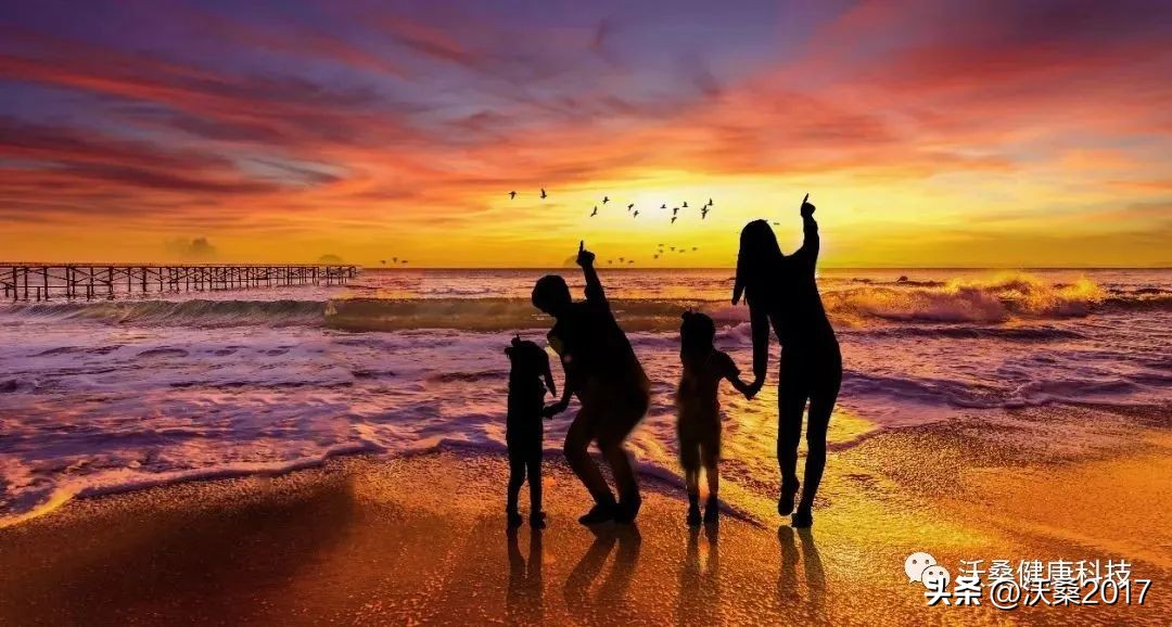 自闭症宝宝玩着就一个人笑怎么办,自闭症幼儿逗他会很开心的笑吗