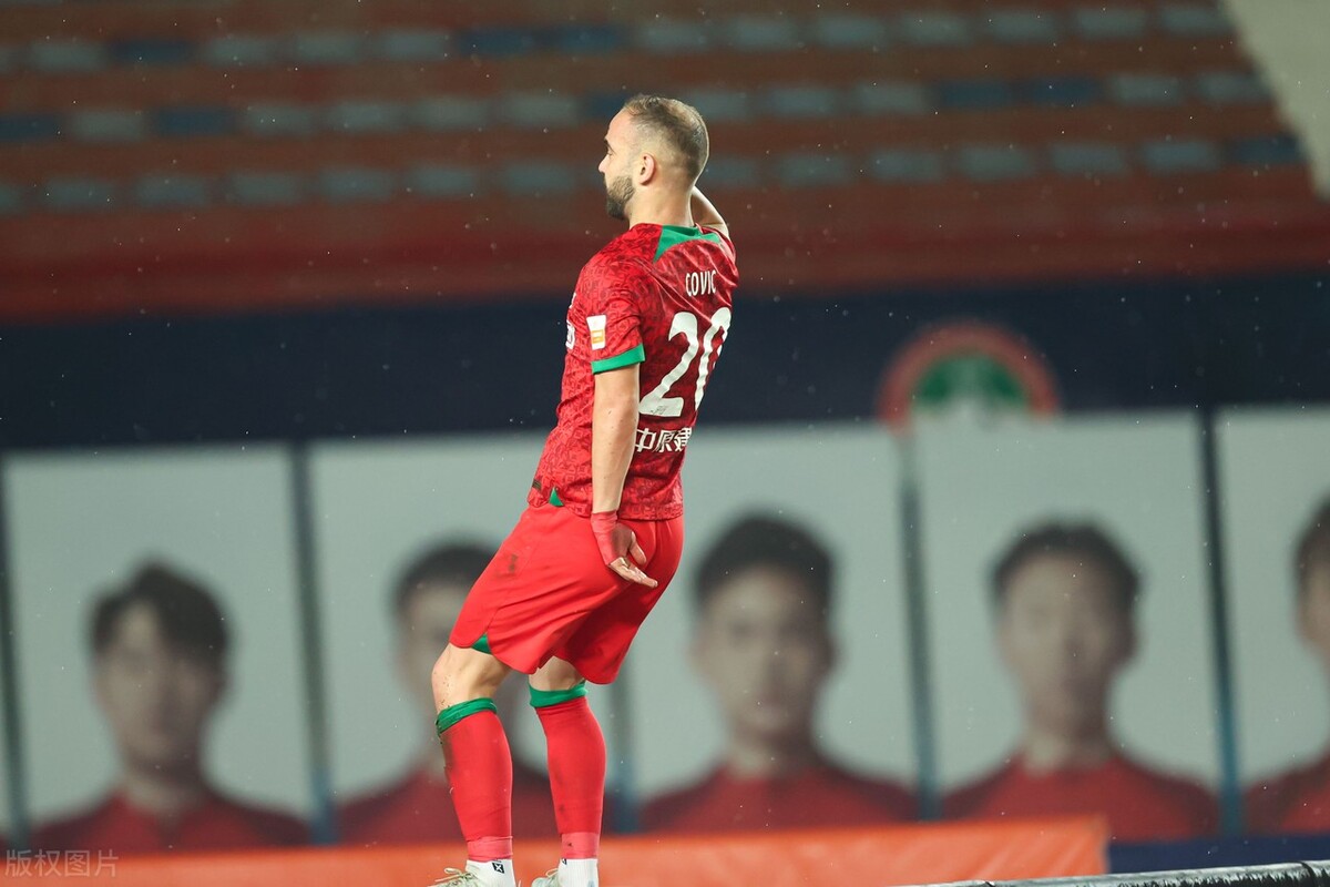 中国球迷评价科维奇,河南建业科维奇敬礼