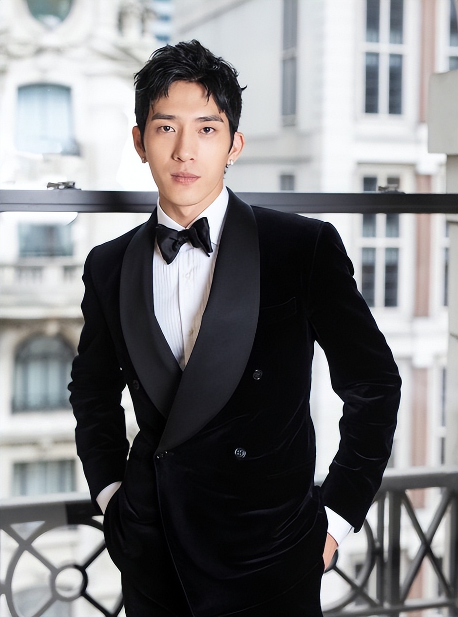 井柏然奶奶养大父母认亲视频,井柏然成为大明星后父母再来认亲