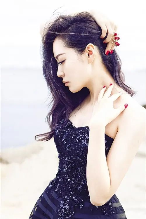 上演*妇熟**的诱惑？张靓颖将暴露当性感，海豚音公主沦为夜总会公主