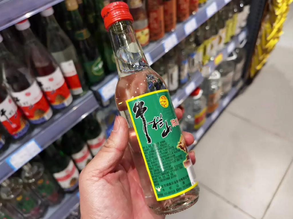 牛栏山明明是“酒精酒”，却能年销过百亿，究竟是谁在为它买单？