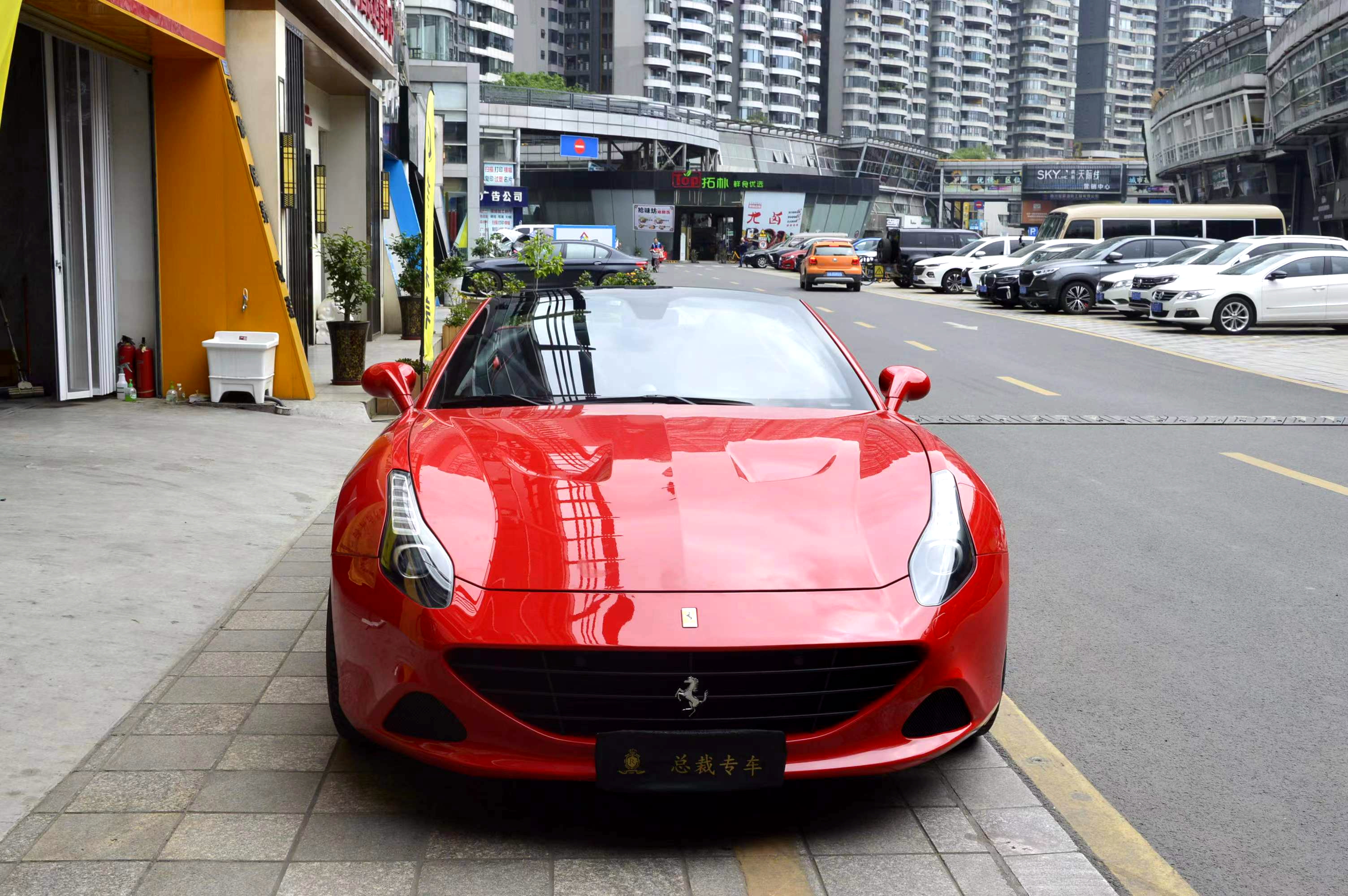 租一台法拉利488多少钱一天,在成都租一辆法拉利多少钱一天