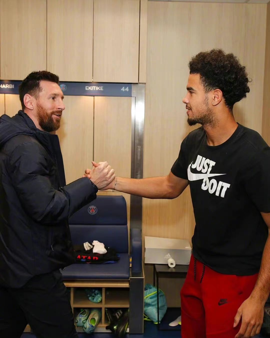 梅西归队全队夹道欢迎完整版,梅西回归大巴黎欢迎仪式