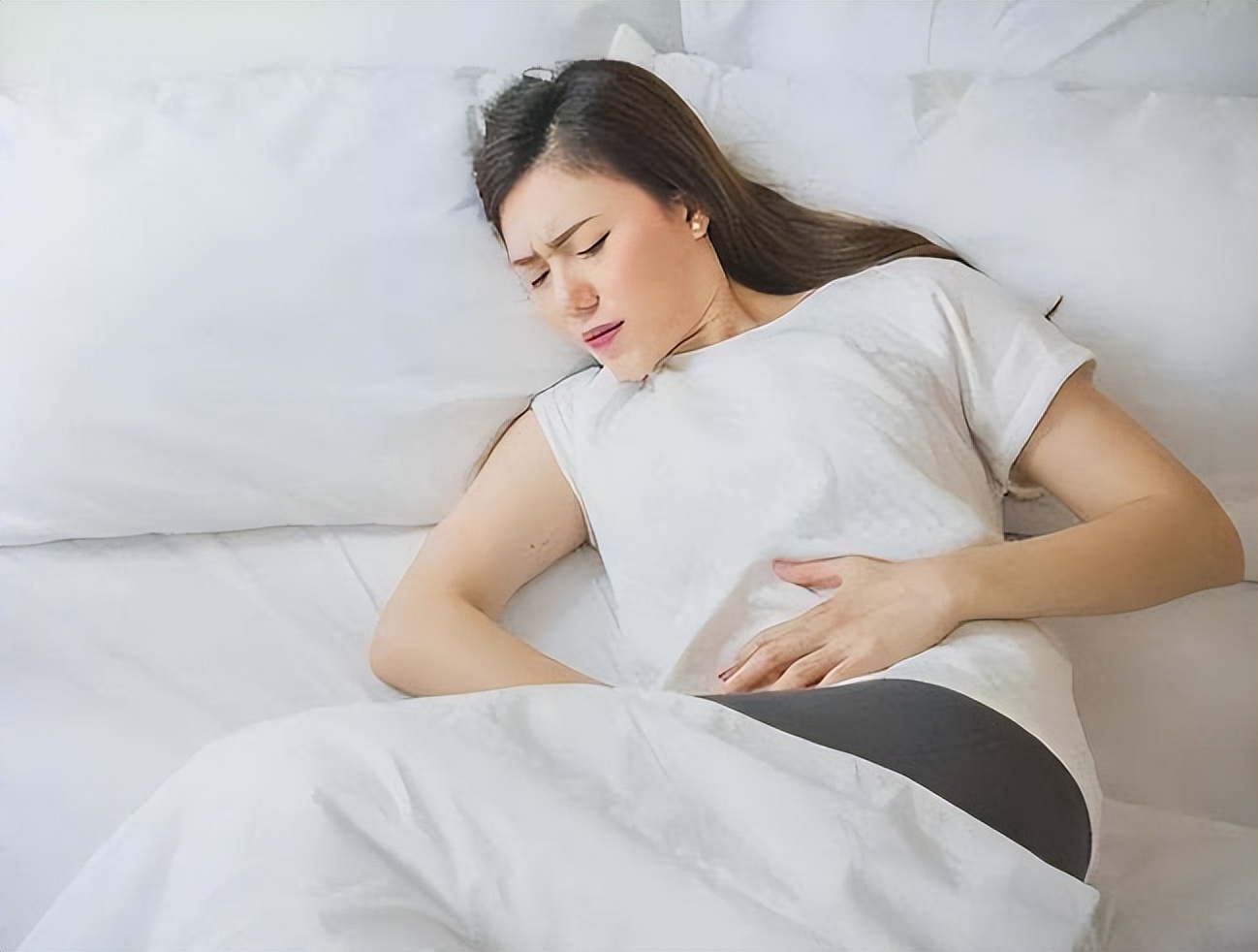 例假结束第三天有褐色分泌物43岁,51岁月经结束后有少量褐色分泌物