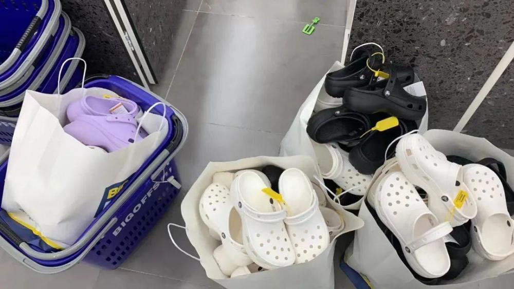 洞洞鞋丑爆了,洞洞鞋丑还臭