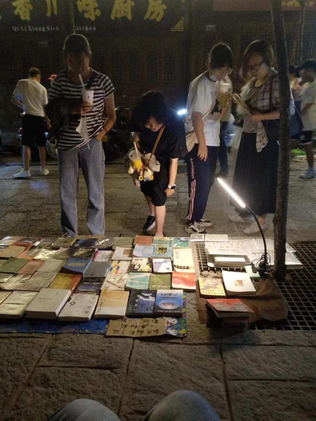 我在路边摆地摊,摆地摊卖旧书有市场吗