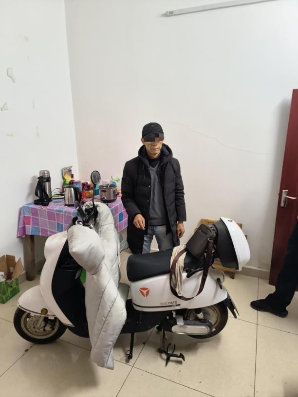 男子偷电动车被抓后搜出107把钥匙,警察抓捕小偷偷电动车