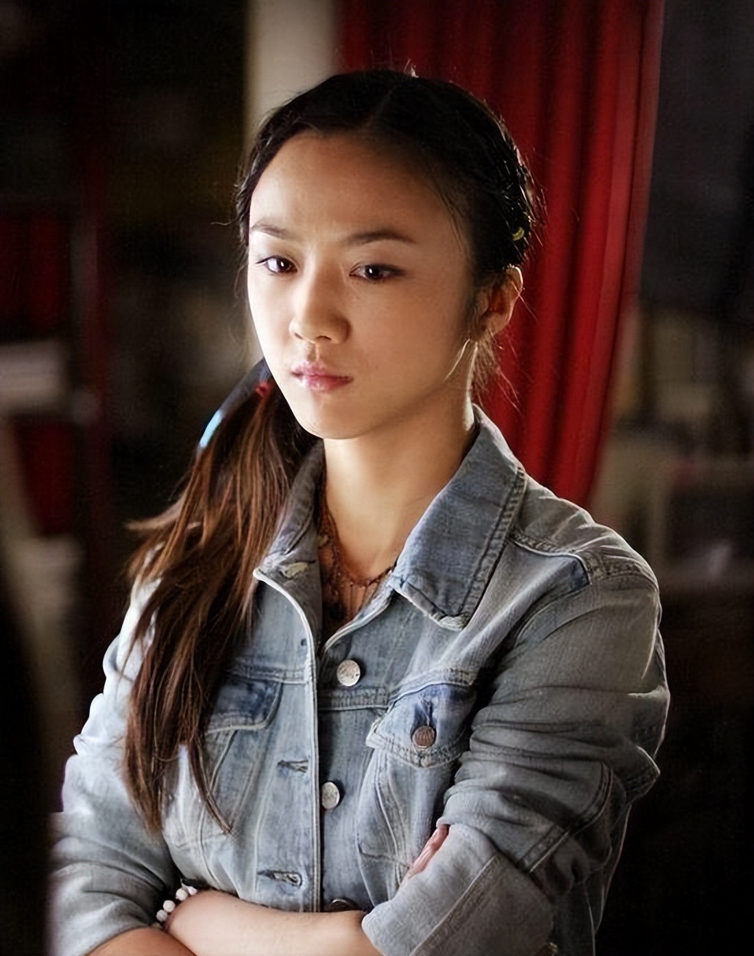 40岁汤唯穿裙子,汤唯穿绿裙长发飘飘