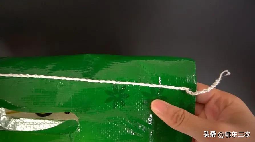 家里买回袋装大米，怎样快速打开大米袋口，有两种方法分享给大家