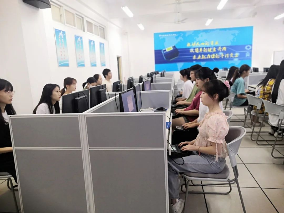 用心和指尖舞动的幸福老师