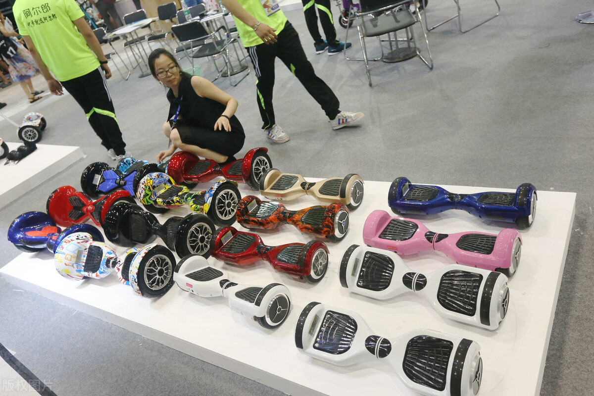 电动车上牌照必须有驾照吗,不用驾照的电动车上什么颜色牌照