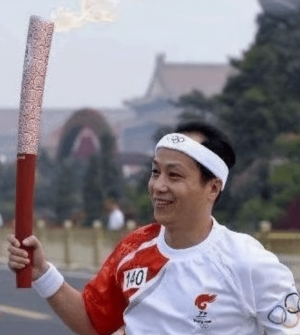 罗京去世近十年妻子改嫁豪门,罗京去世11年妻子携子改嫁富商