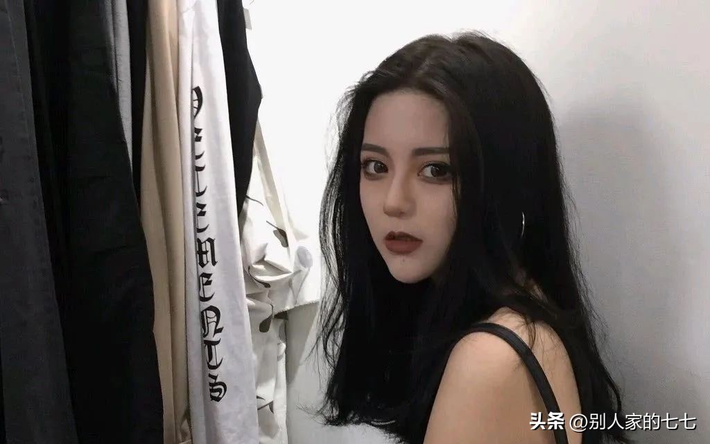 女人暗恋你的三个征兆,女人暗恋你的三个表现男人们注意