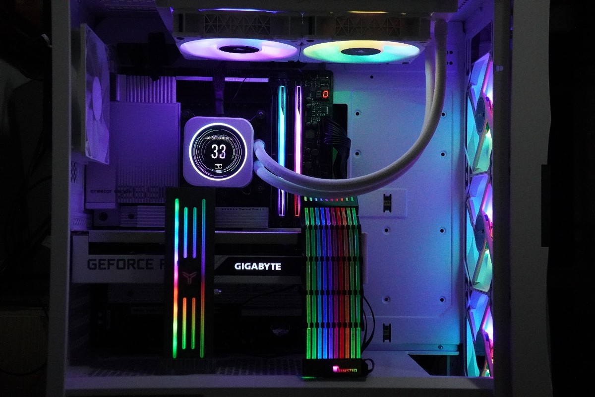 面向高端玩家、可一键超频至6400的技嘉AORUSRGBDDR56000内存条