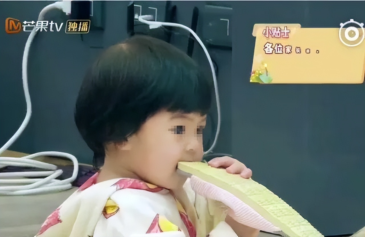 宝宝爬围栏磨牙,长牙宝宝啃围栏