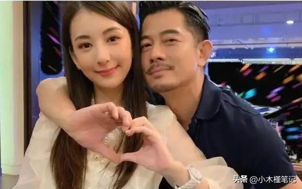 郭富城方媛带女儿买东西,郭富城天王嫂方媛休闲装束