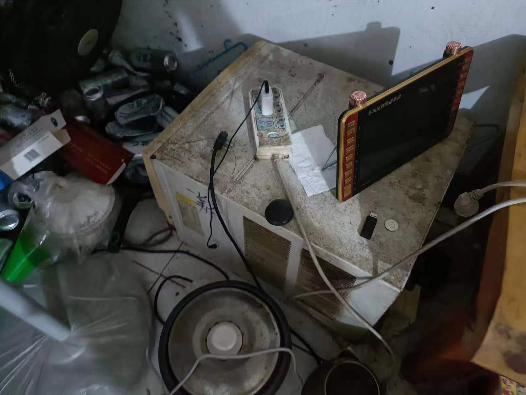 逾40℃高温下66岁园林工人出租屋内去世，家人称无空调疑中暑，公司称有空调死者怕花电费未启用，死因成谜