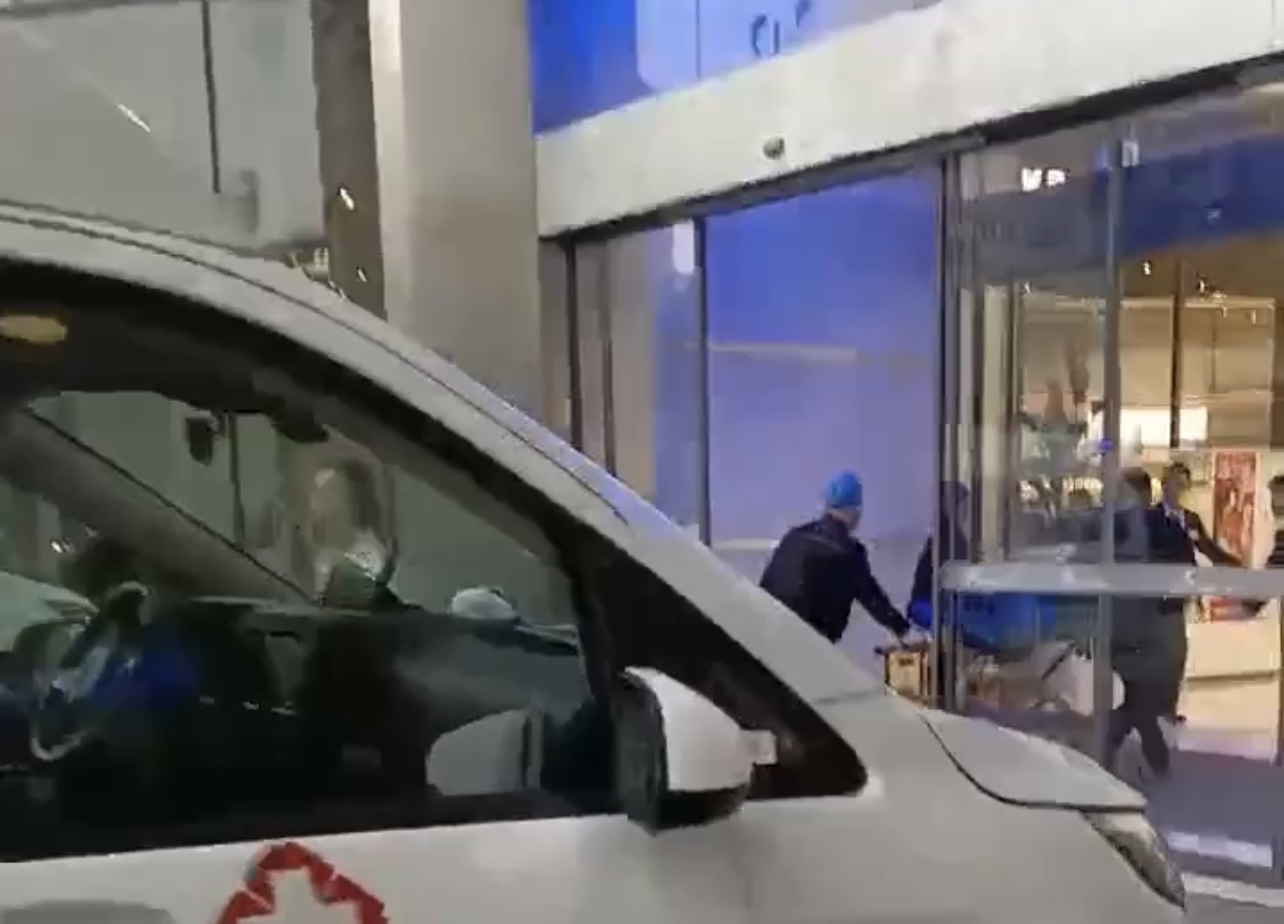 上海一男子商场坠亡砸中女子,上海一男子坠亡砸中女子