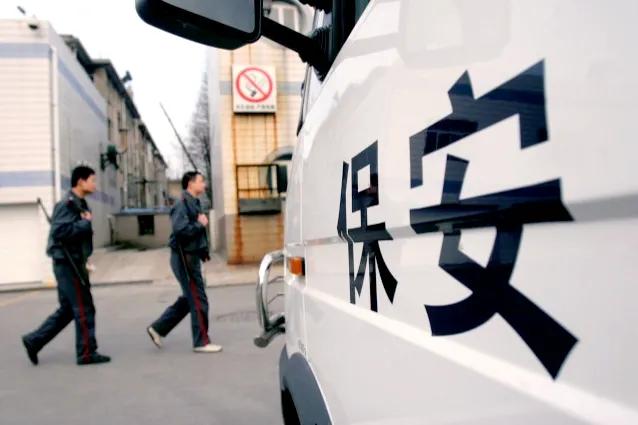 年轻人做保安月入四五千,55岁在深圳当保安每月多钱