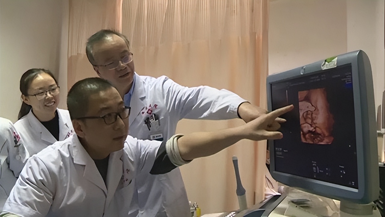 2015年，西安22岁女儿患绝症，43岁母亲舍命将子宫移植给女儿圆梦