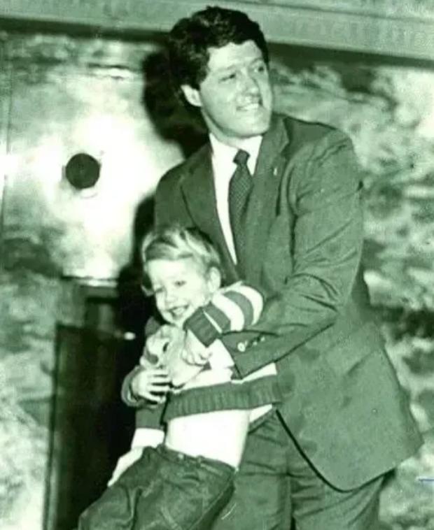 女儿是小棉袄：2010年，克林顿把女儿交到了姑爷手上，忍住没有哭