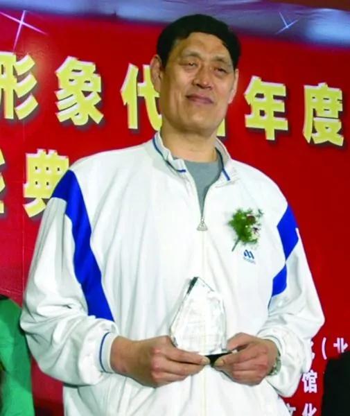 穆铁柱和姚明单打的视频,姚明讲穆铁柱才是第一中锋