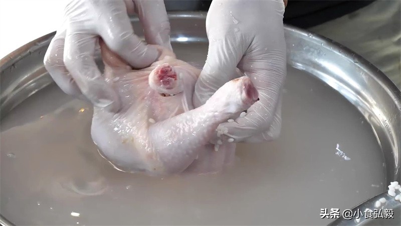 小伙子卖烤鸡一个月挣80个亿,广东打工小伙失业