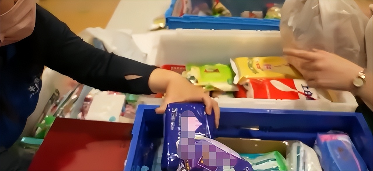 被骂上热搜的“卫生巾”，月经羞耻吗？怎么来个例假就羞耻了呢