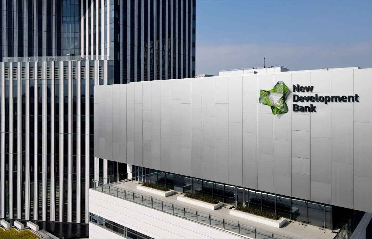 人民币跨境交易首次超过美元 (人民币国际化对跨境贸易的意义)