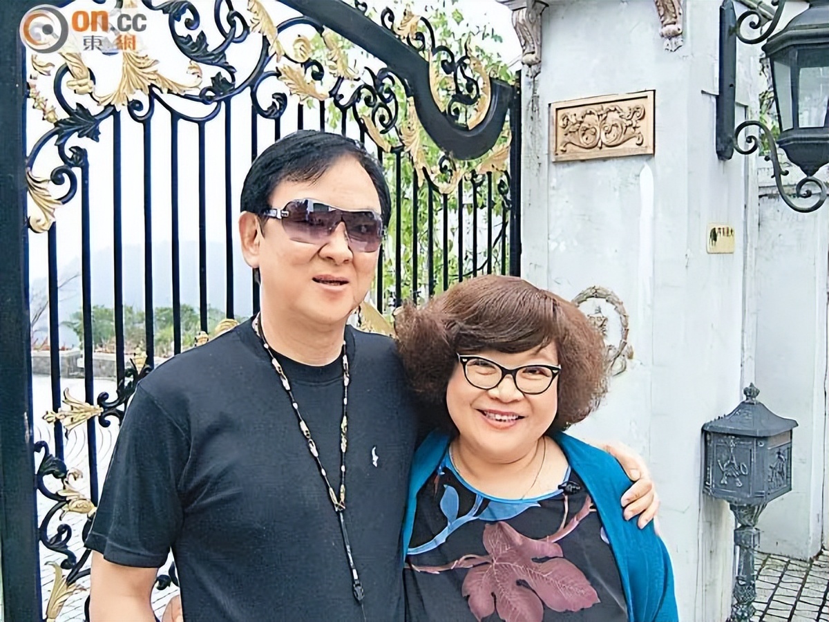 恋人妻、追青霞、混黑道、建豪宅，“武侠片之父”的江湖往事……