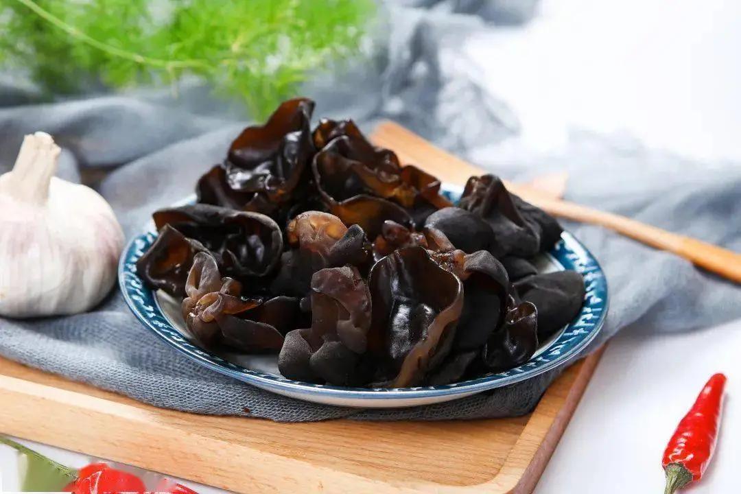 泡发黑木耳多长时间会中毒,黑木耳不能长时间泡辟谣