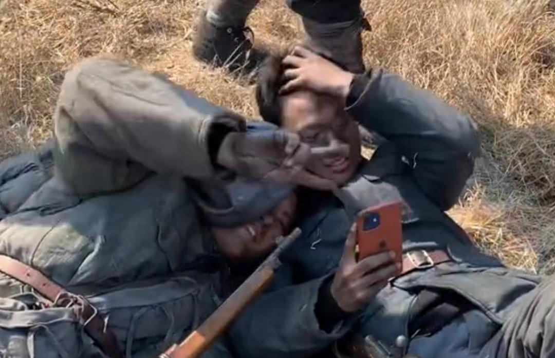 大学生进剧组当群演引热议,大学生进剧组当群演演技炸裂