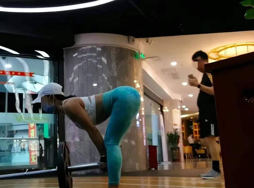 *拍偷**意淫女学员,教练为看*处私**剪开女学员裆部,健身乱象何时休!