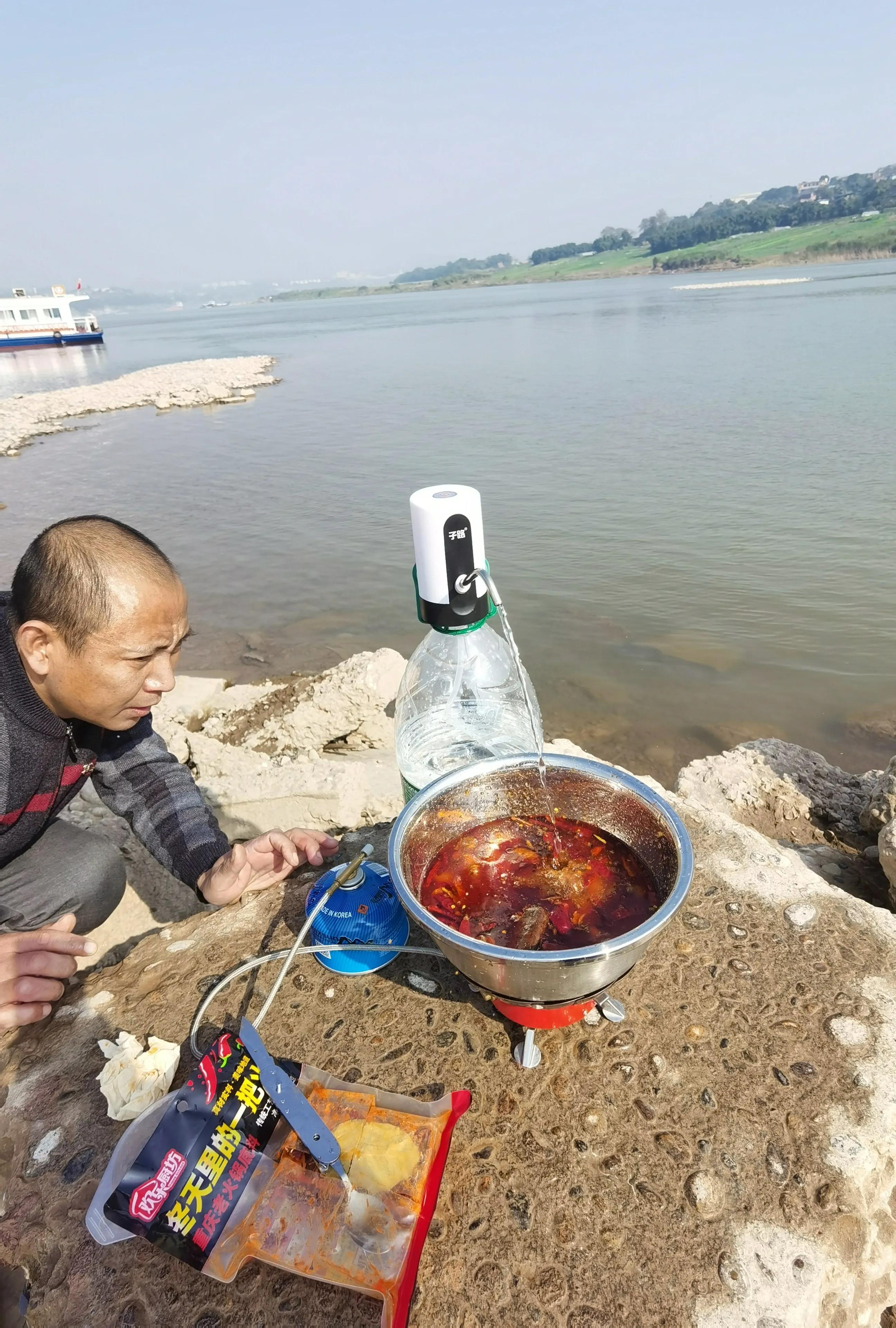 重庆两江夜游船上吃火锅,重庆南滨路船上吃火锅