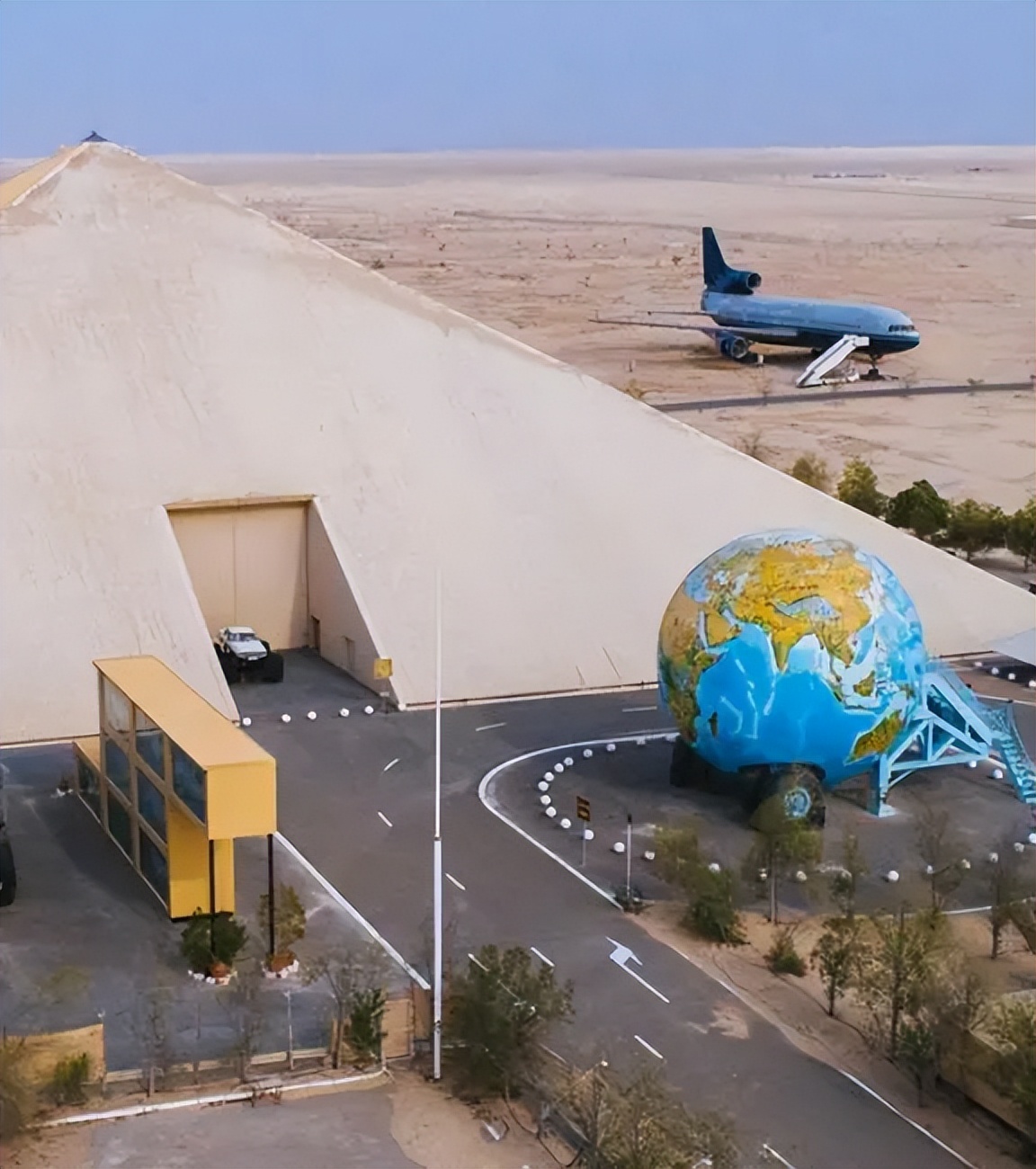 这个专开大车的中东浪子，最近搞了台两层楼高的悍马