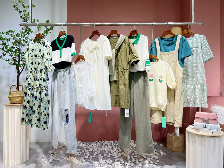 马克华菲撤柜女装连衣裙,马克华菲最新款中长款连衣裙