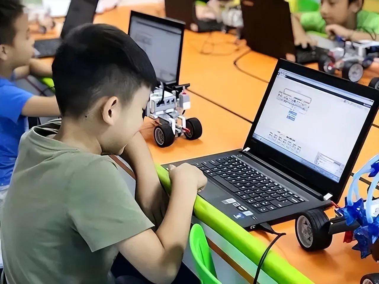 山东小伙高考失利，干脆在网上卖东西，月销30000件