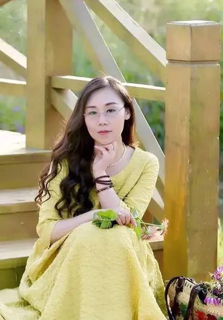 对女作家诗人胭脂茉莉一首名诗《月光下》的赏析