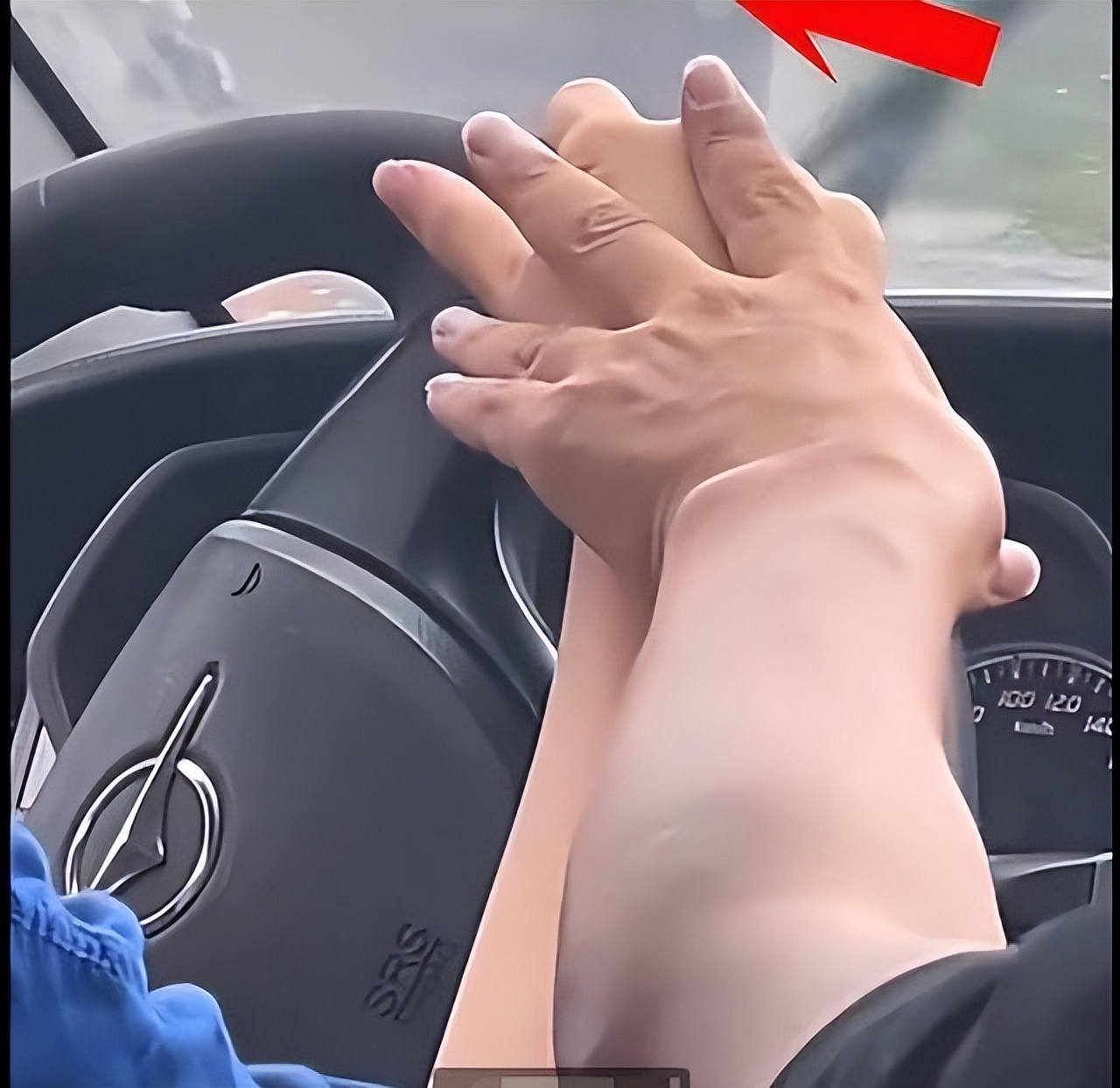 女学员遭遇极品“色教练”，得寸进尺，咸猪手伸向大腿内侧