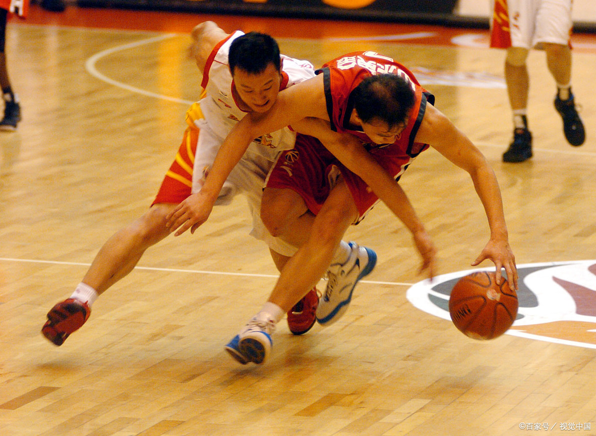 篮球比赛记错犯规重赛吗,篮球双方同时抢到球拉扯犯规吗