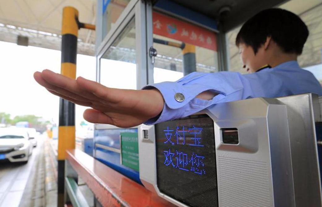 司机拉绿通过收费站后续,货车拉西瓜过绿通