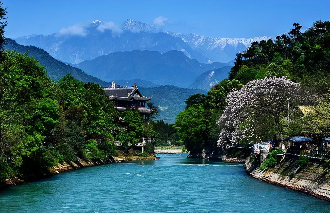 当年的钓点早已无鱼可钓，但鱼就在水中，真正的垂钓者都能看见